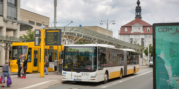 Ein Bus steht neben einer Straßenbahn