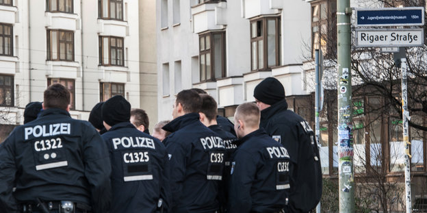 Eine Gruppe von Polizisten steht in der Rigaer Srraße