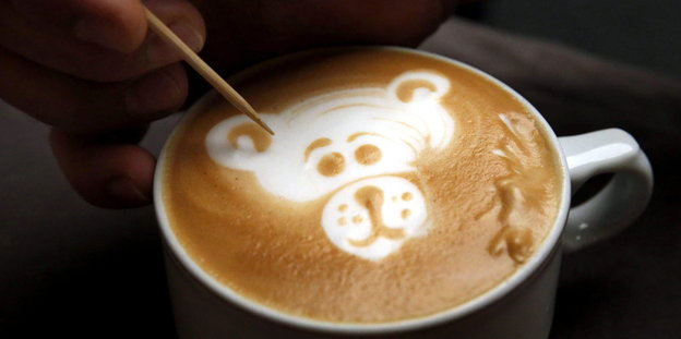 Kaffee mit Schaum, in den ein Bärenkopf gemalt ist