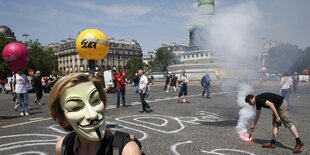 Eine Person mit "Guy Fawkes"-Maske vor der Demonstration am Place de la Bastille