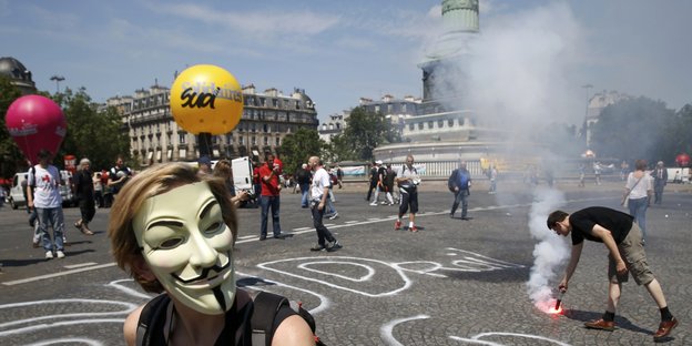 Eine Person mit "Guy Fawkes"-Maske vor der Demonstration am Place de la Bastille