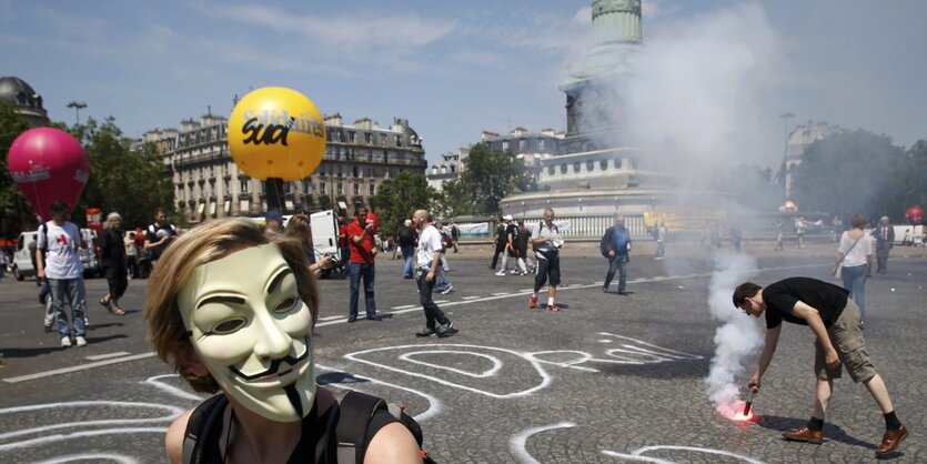 Eine Person mit "Guy Fawkes"-Maske vor der Demonstration am Place de la Bastille