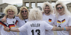 Als Rudi Völler verkleidete Deutschlandfans vor dem Brandenburger Tor