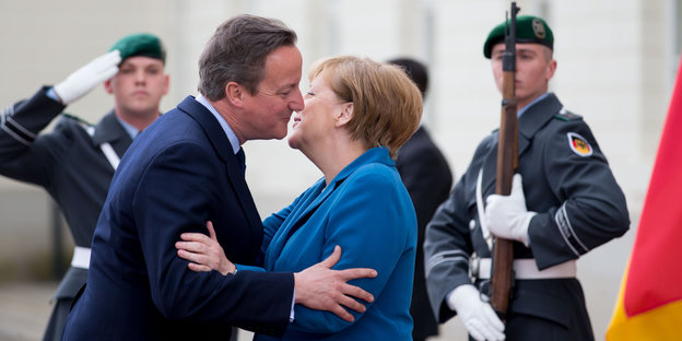 Merkel und Cameron begrüßen sich herzlich