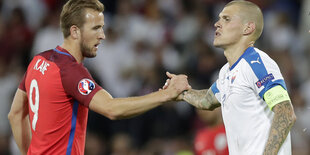 Harry Kane und Martin Skrtel beim Shakehands