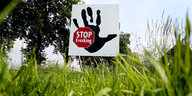 Ein Schild mit der Aufschrift „Stopp Fracking“ steht auf einer Wiese