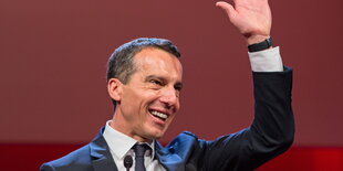 Ein Mann winkt. Es ist Christian Kern