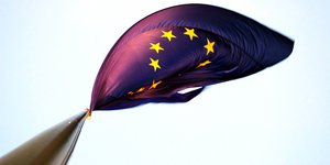 EU-Flagge im Wind von unten fotografiert vor Himmel