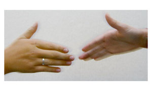 zwei Hände unmittelbar vor dem Handschlag