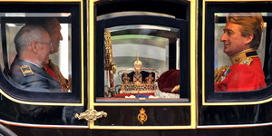 Die Kronjuwelen der bitischen Königin werden in einer Kutsche transportiert