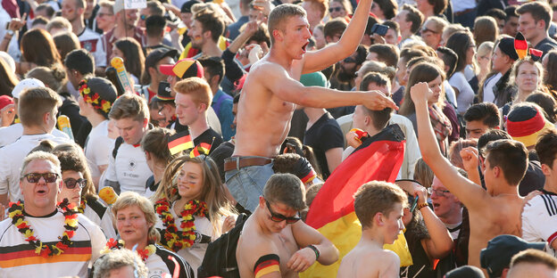 Eine Menschenmenge beim Public Viewing, größtenteils in Deutschland-Farben gekleidet