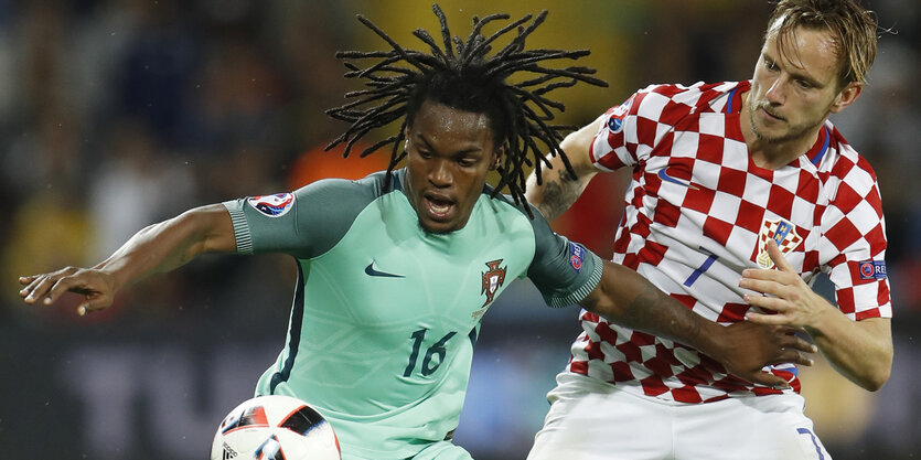 Sanches im Zweikampf mit Ivan Rakitic