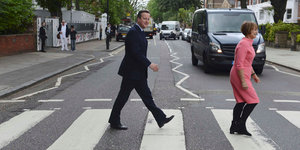 David Cameron und Tessa Jowell überqueren auf einem Zebrastreifen die Straße
