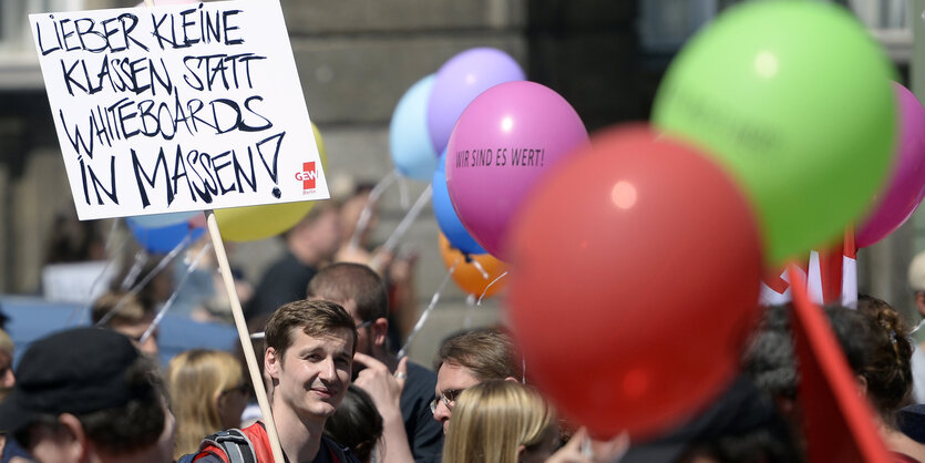 Lehrerwarnstreik in Berlin: Lehrer hält Schild mit Slogan "Lieber kleine Klassen statt Whiteboards in Massen"