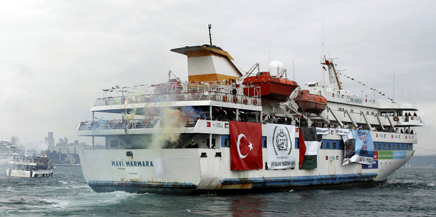 Ein großes Schiff mit verschiedenen Flaggen, darunter die türkische und die palästinensische