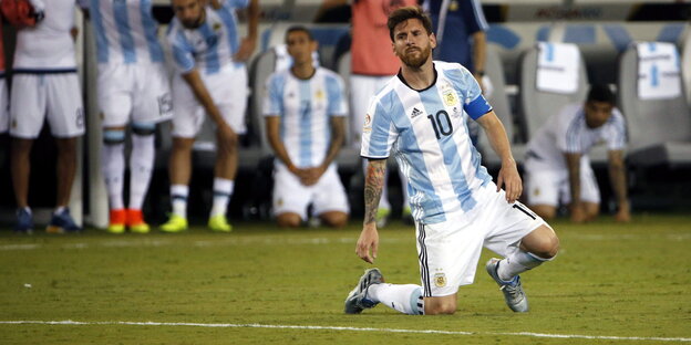 Lionel Messi im Trikot der argenitinischen Nationalmannschaft guckt enttäusch