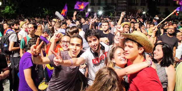 AnhängerInnen von Unidos Podemos vor dem Centro de Arte Reina Sofia in Madrid