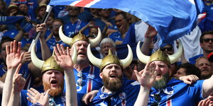 Isländische Fußballfans mit gehörnten Wikingerhelmen