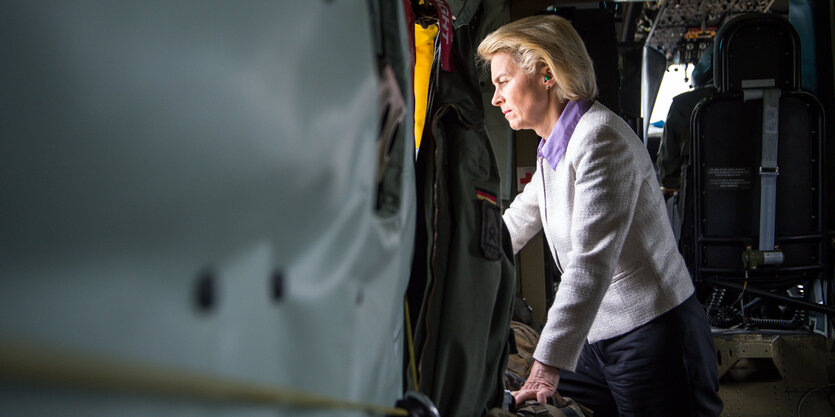 Ursula von der Leyen schaut aus dem Fenster eines Hubschraubers