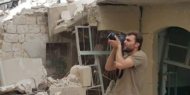 Khaled al Issa fotografiert ein zerstörtes Haus
