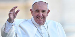 Ein Mann in weißem Gewand. Es ist Papst Franziskus
