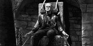 Frankensteins Monster sitzt gefesselt auf einem Stuhl