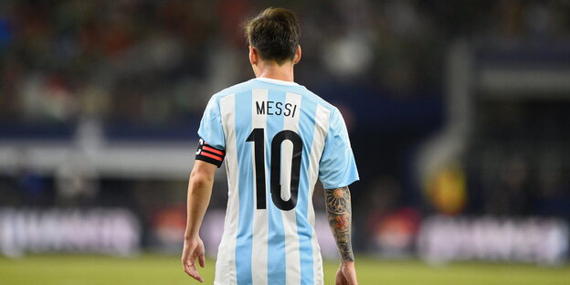 Lionel Messi läuft während des Halbfinals gegen Mexiko über das Feld