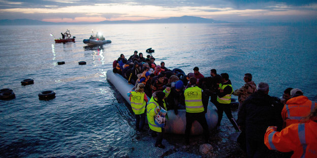 Ein Schlauchboot mit Flüchtlingen kommt auf einer griechischen Insel an