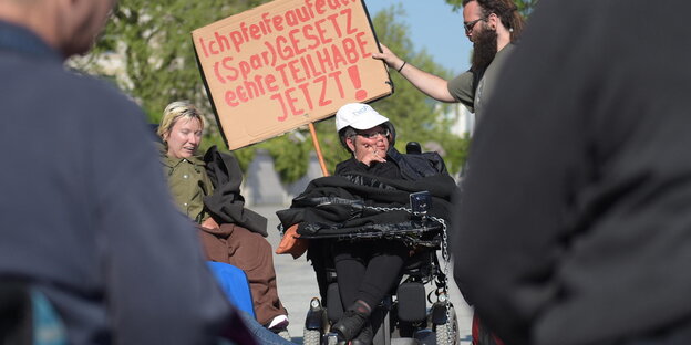 Rollstuhlfahrer protestieren im Regierungsviertel