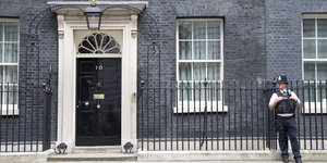 Ein Polizist steht vorm Amtssitz des britischen Premierministers