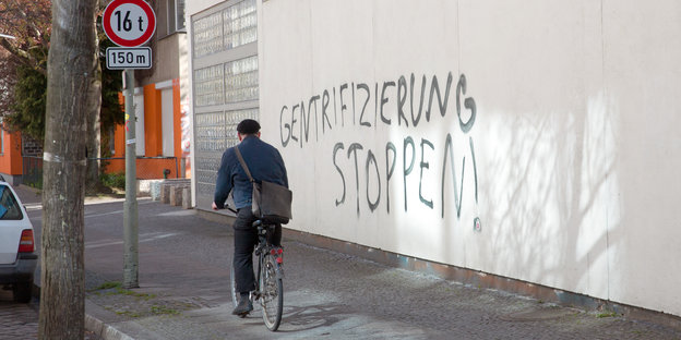 "Gentrifizering stoppen!"- Grafitto mit der auf einer Wand