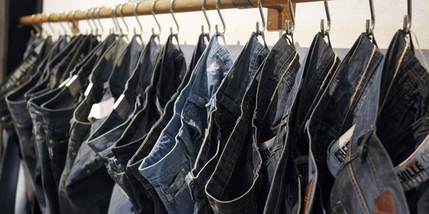 Verschiedene Jeans hängen an einer Kleiderstange