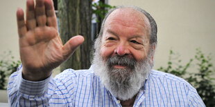 Der italienische Schauspieler Carlo Pedersoli, besser bekannt als Bud Spencer, winkt seinen Fans in Schwäbisch Gmünd