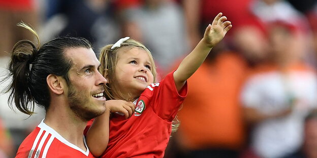 Gareth Bale hat seine Tochter auf dem Arm