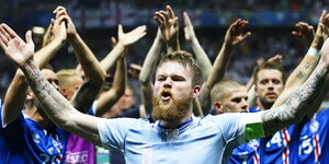 Isländische Spieler jubeln nach dem Sieg gegen England