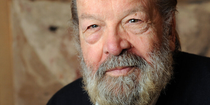 Ein älterer Herr mit Vollbart. Es ist Bud Spencer