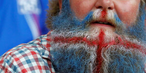 Ein in den Farben Islands eingefärbter Bart