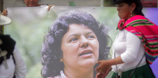 Plakat der ermordeten honduranischen Aktivistin Berta Caceres: Auch um solche Fälle kümmert sich die CIDH