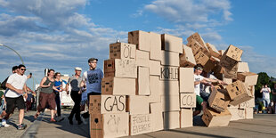 AktivistInnen von Fossil Free Berlin an der East Side Gallery