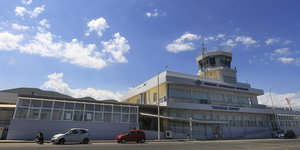 Der Flughafen von Lesbos im Sonnenlicht.