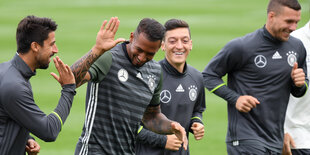 Samy Khedira, Jérome Boateng, Mesut Özil und Lukas Podolski beim Training mit der Nationalelf