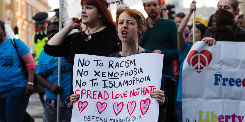 Women demonstrate in London to defend migrants rights.