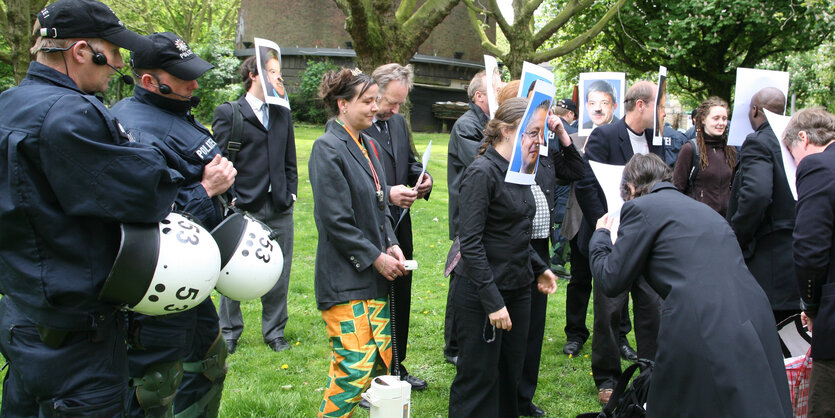 Ein ruppe protestiert im Hamburger Schanzenpark gegen die Innenministerkonferenz.