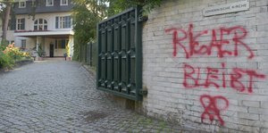 Grafitti an einer Mauer vor ein Villa