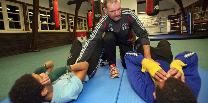 Lothar Kannenberg trainiert mit Jugendlichen