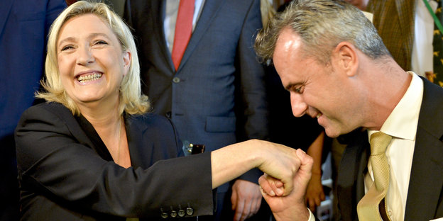 Ein Mann gibt einer Frau einen Handkuss. Es sind Marine Le Pen und Norbert Hofer