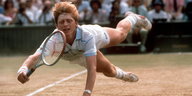 Ein Tennisspieler, es ist Boris Becker, hechtet einem Ball nach.