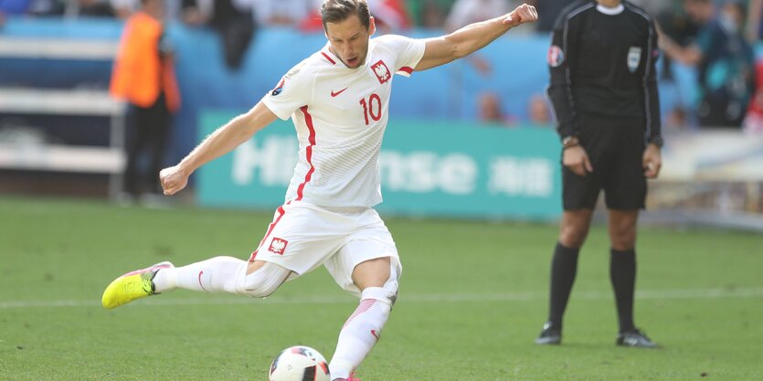 Ein Spieler, Grzegorz Krychowiak, beim Schuss