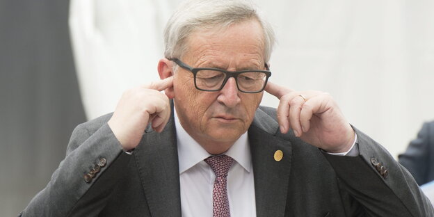 Jean-Claude Juncker hält sich die Ohren zu