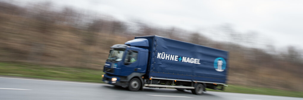 Eine Lkw mit der Aufschrift Kühne + Nagel